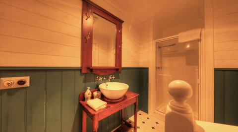 Grace's Spa Cottage - Accommodation Southport 5