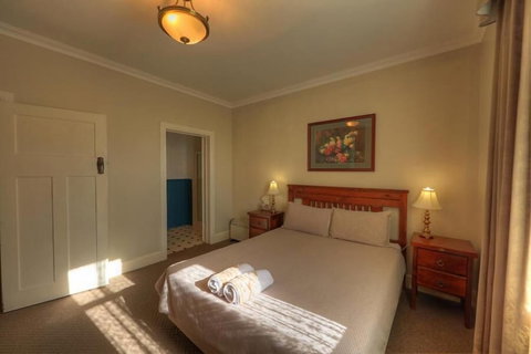 Grace's Spa Cottage - Accommodation Southport 1