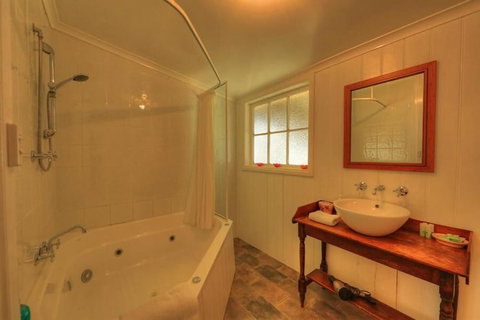 Grace's Spa Cottage - Accommodation Southport 3