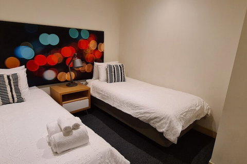 Absolute Collins - Accommodation Southport 6