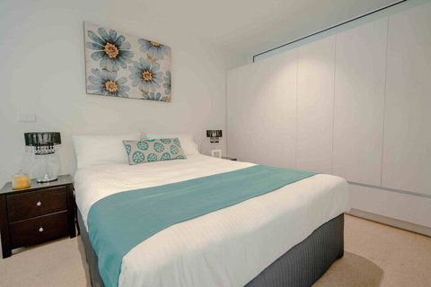 Absolute Collins - Accommodation Southport 2