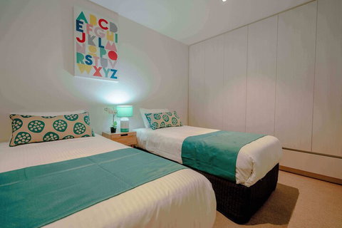 Absolute Collins - Accommodation Southport 7