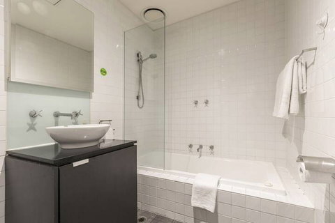 Absolute Collins - Accommodation Southport 3