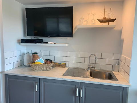 B & B On The Water - Southport Accommodation 2