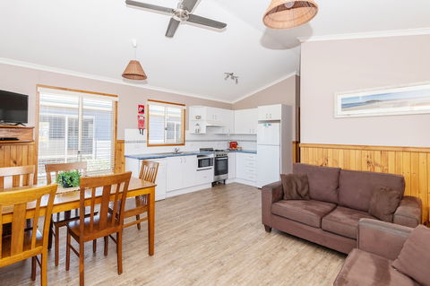 Holiday Haven Lake Tabourie - Southport Accommodation 6