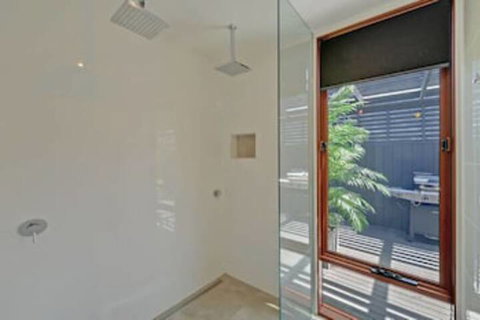 Amazing Unique Five-Star Waterfront Retreat - Accommodation Southport 5