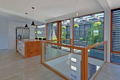 Amazing Unique Five-Star Waterfront Retreat - Accommodation Southport 3