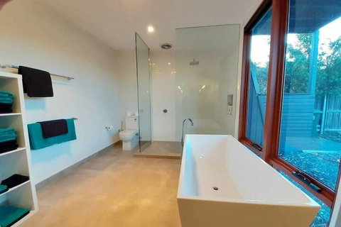 Amazing Unique Five-Star Waterfront Retreat - Accommodation Southport 6