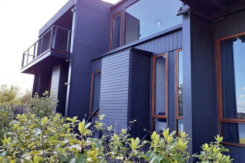 Amazing Unique Five-Star Waterfront Retreat - Accommodation Southport 1