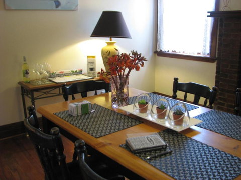 Art Deco Cottage - Accommodation Southport 4