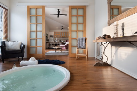 Gables Bend Spa Villa - Southport Accommodation 5