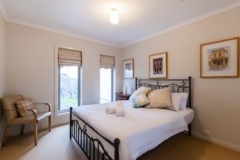 JASMINE, 2BDR Port Melbourne House - Southport Accommodation 0