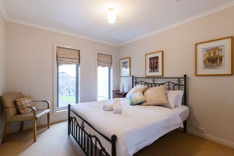 JASMINE, 2BDR Port Melbourne House - Southport Accommodation 1
