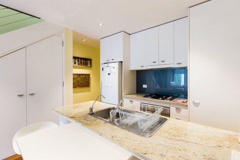 ALEXANDER, 2BDR South Melbourne House - Accommodation Southport 2