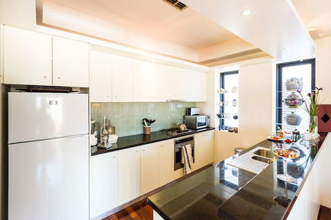 BELLE, 2BDR Melbourne Apartment - Southport Accommodation 6