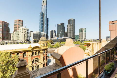 BELLE, 2BDR Melbourne Apartment - Southport Accommodation 1