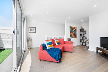 DINA, 2BDR Carlton Apartment - Southport Accommodation 0