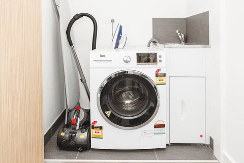 Spacious Urban Oasis In Central Location - Accommodation Southport 1