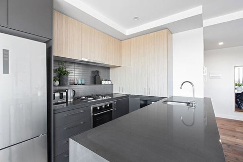 Spacious Urban Oasis In Central Location - Accommodation Southport 5