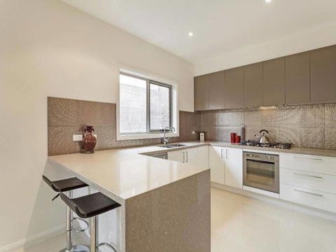 Signature Townhouse In Doncaster - Southport Accommodation 2