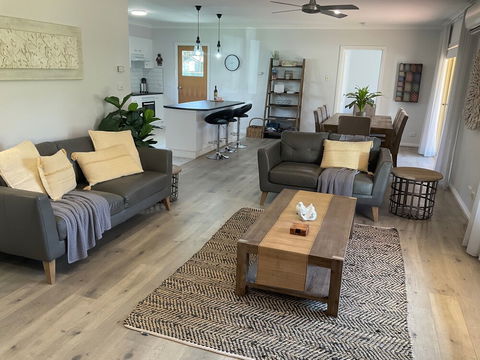 Valley View Townhouse - On The RAIL TRAIL - Southport Accommodation 2