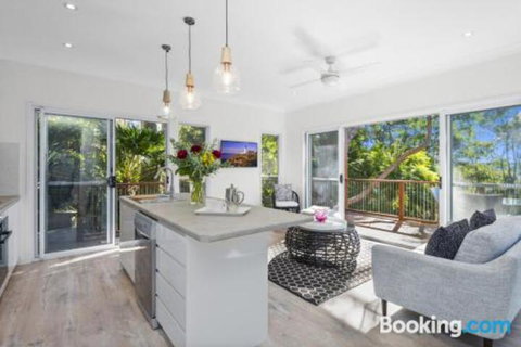 Avalon Tree House - Accommodation Southport 2