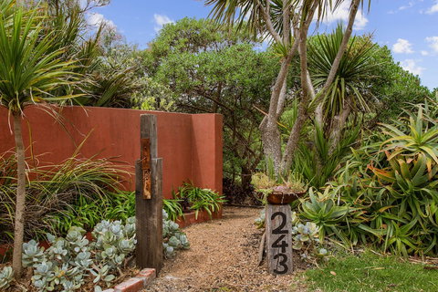 Smith Beach Getaways Beachwood Luxury Villa - Accommodation Southport 1