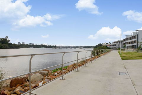 Peaceful Water Side Retreat With Huge Courtyard - Southport Accommodation 6
