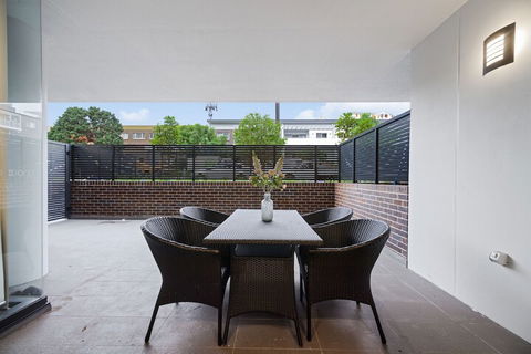 Peaceful Water Side Retreat With Huge Courtyard - Southport Accommodation 5