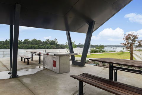Peaceful Water Side Retreat With Huge Courtyard - Southport Accommodation 7