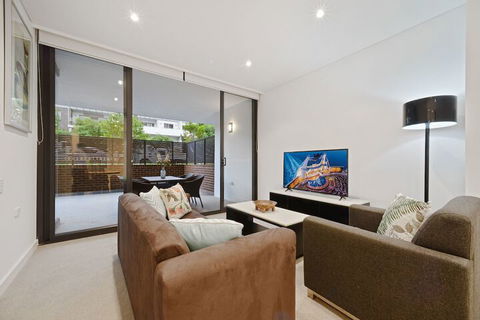 Peaceful Water Side Retreat With Huge Courtyard - Southport Accommodation 3