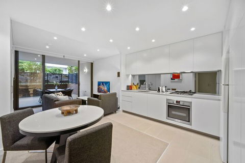 Peaceful Water Side Retreat With Huge Courtyard - Southport Accommodation 4