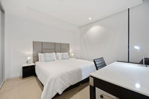 Peaceful Water Side Retreat With Huge Courtyard - Southport Accommodation 1