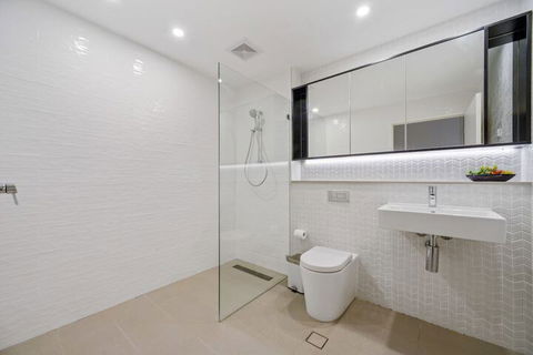 Peaceful Water Side Retreat With Huge Courtyard - Southport Accommodation 2