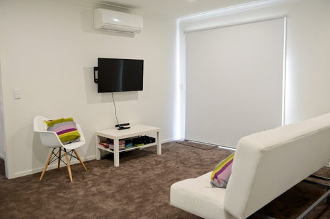 7 Gilmore Smiths Beach House - Accommodation Southport 0