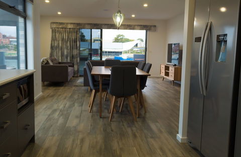Ulverstone Waterfront Apartments - Southport Accommodation 6