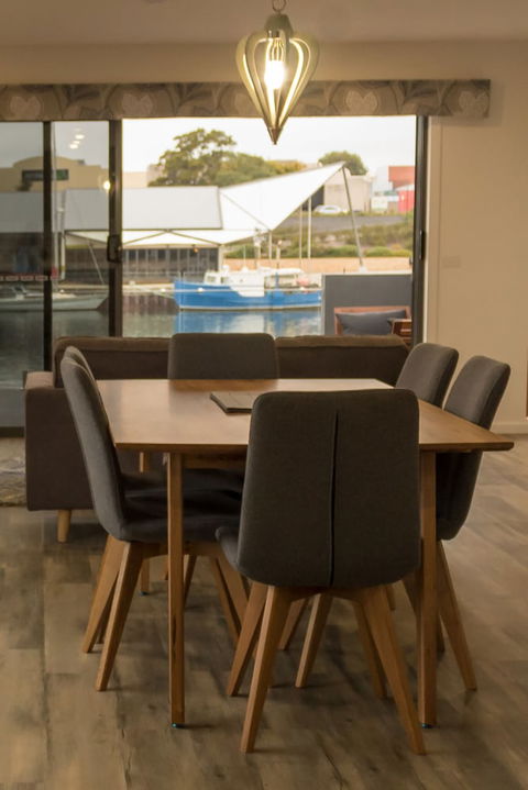 Ulverstone Waterfront Apartments - Southport Accommodation 5