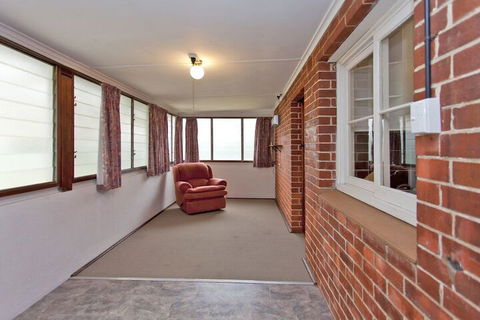 Red Brick Beauty - Central Cottage - Southport Accommodation 6