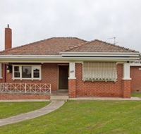 Red Brick Beauty - Central Cottage - Southport Accommodation