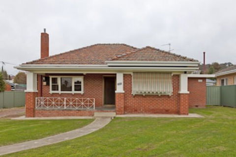 Red Brick Beauty - Central Cottage - Southport Accommodation 0