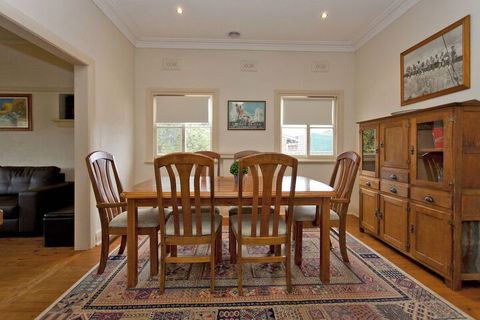 Red Brick Beauty - Central Cottage - Southport Accommodation 5