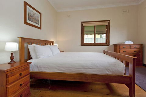 Red Brick Beauty - Central Cottage - Southport Accommodation 4