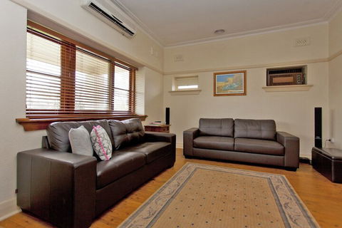Red Brick Beauty - Central Cottage - Southport Accommodation 2