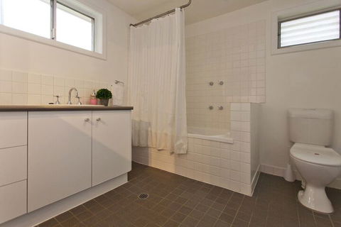 Red Brick Beauty - Central Cottage - Southport Accommodation 3