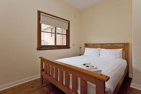 Red Brick Beauty - Central Cottage - Southport Accommodation 1