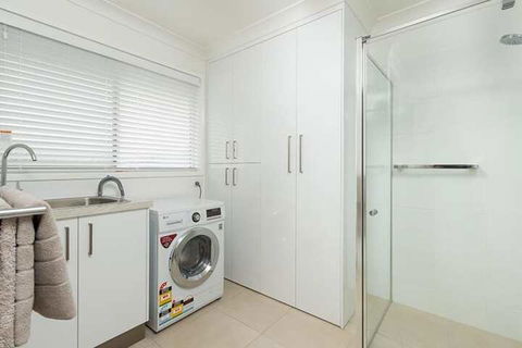Living In Luxury Central & Sophisticated - Southport Accommodation 5