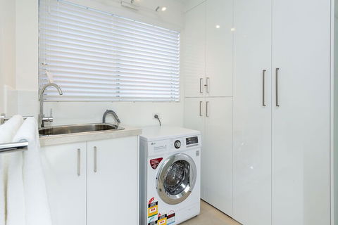 The Executive - Central & Sophisticated - Southport Accommodation 6