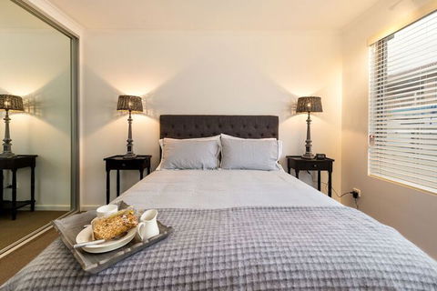 The Manhattan Central & Sophisticated - Southport Accommodation 5