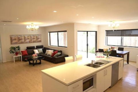 7 Bedrooms House For Big Group - Southport Accommodation 0