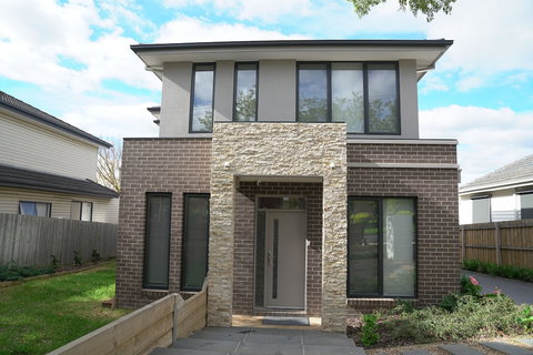 Comfort House Near Box Hill - Accommodation Southport 0